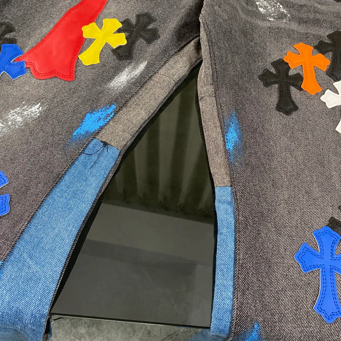 P270 CH Chromehearts colorful stitched cross patch leather retro hand-painted splash-ink jeans, counter price 34W level, patch cross flower embellishment, washed jeans! ! An absolutely high-end luxury product, a 1.9W-level god-level single product, a super popular product, made by top heavy industry, a magic weapon that cannot be missed! [About Zangyin] This is an extremely luxurious fashion brand that can also be called the aristocracy of the high street. It has always been an exclusive brand for some hipsters or rich second generations. Compared with ordinary high streets, it is more luxurious and noble. Compared with luxury brands, it is more fashionable and individual. It has always been a brand that I have a special liking for. [Top heavy industry fashion design] Consistently high-street luxury style. Speaking of this style, the Zangyin family and GU family are definitely the leading representative brands. Especially the Zangyin family has really achieved a state-of-the-art effect in creating high-street style. The unique washed material is used to create this style. The color system is already quite eye-catching. After it is decorated with patchwork cross flowers, it cleverly highlights the charm of the brand. Secondly, this style uses classic The high-waist cutting design highlights the long legs and fashionable temperament of the upper body. The brand is highly recognizable and the slim fit configuration is more suitable for daily wear. It is a product that interprets personality, fashion, and specifications at a glance. This single product is enough to make any fan excited. It can be a white T-shirt for a youthful college style, or a tight suspender for a royal style. It has strong matching ability and can be easily controlled by men.  [Materials and craftsmanship] Needless to say, this point goes without saying. As an excellent craftsman brand, Zangyin’s requirements for details and craftsmanship are really perfect. The washed color of this model has gone through so many processes, not to mention the embellishment of denim appliques. It is also purely hand-made and sewn. Just like what they believe in, only hand-made things have soul and have the meaning of wear. A top-notch heavy-duty fashionable denim item, I look forward to your perfect interpretation! !  Color: black gray Size: 28-36
